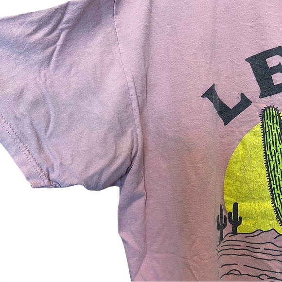 Stay Wild Cactus Desert Tee Levis Graphic T-Shirt Mens‎ XL Pink FLAW - Picture 2 of 4